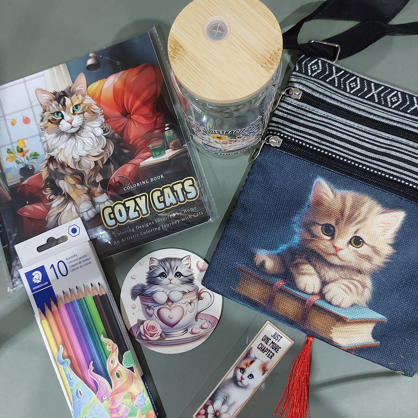 Cats & Books Lover Gift Box | Cosy Gift for Cat Fans Who Love Reading — Includes Colouring Book | Bookmarks | and More